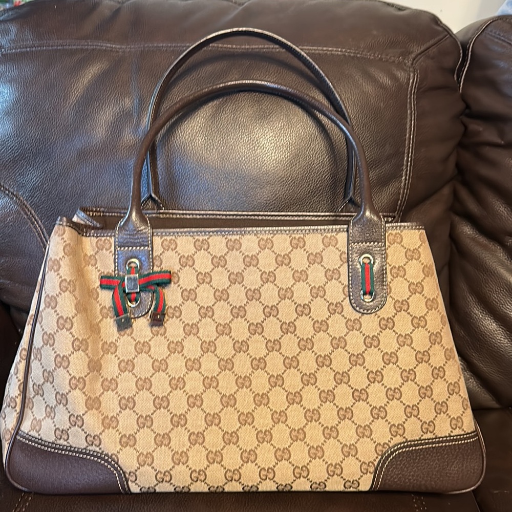 gucci tote bag in canvas with leather handle and on bottom. very good condition